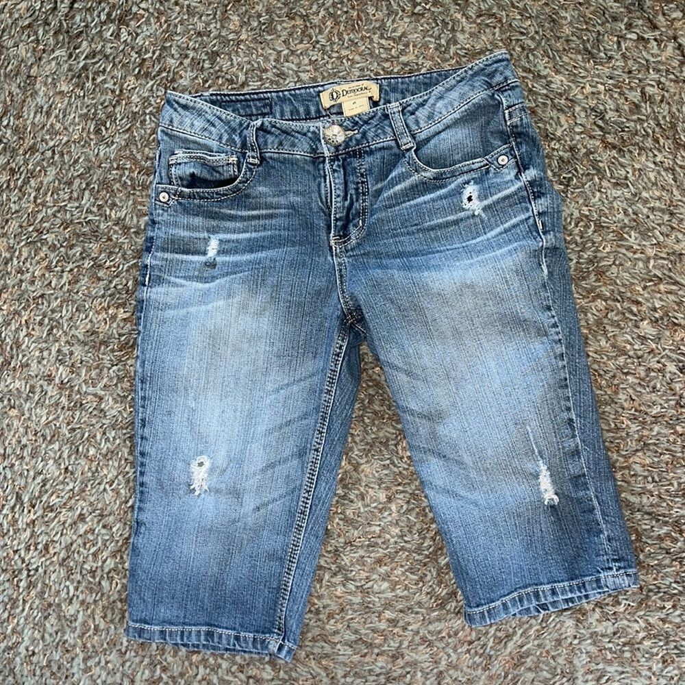 DISTRESSED WOMEN’S SIZE 6 DEMOCRACY SKIMMERS/BERMUDAS jean shorts - Picture 2 of 8